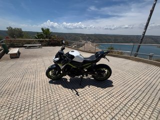 Kawasaki Z900 Naked Blanca y Verde