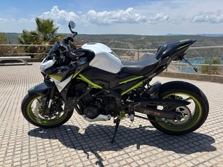 Kawasaki Z900 Naked Blanca y Verde