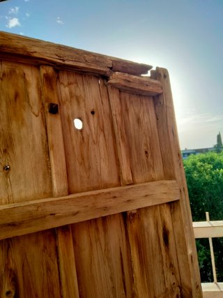 Puerta antigua madera con aldaba cara mujer