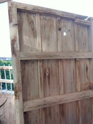 Puerta antigua madera con aldaba cara mujer
