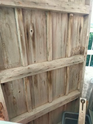 Puerta antigua madera con aldaba cara mujer