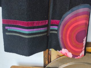 Abrigo Desigual Negro con Detalles Multicolor