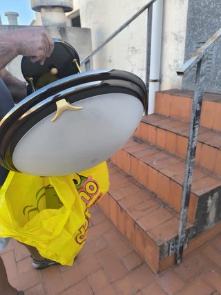 Lámpara de techo negra y dorada