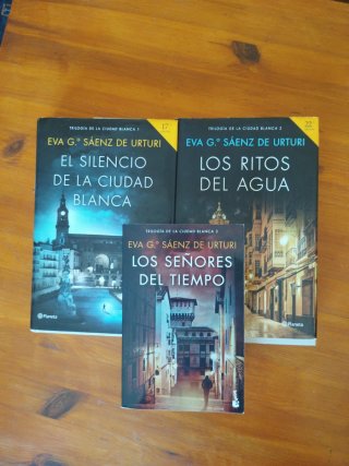El silencio de la ciudad blanca,  trilogía