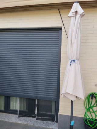 Sombrilla de terraza beige y gris