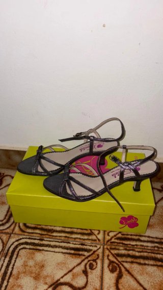 Zapatos de tacón Daniela Collection grises