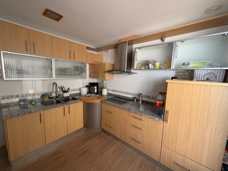 Cocina completa madera y mármol