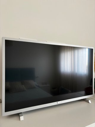 Televisor Philips 32’’ plateado, con mando
