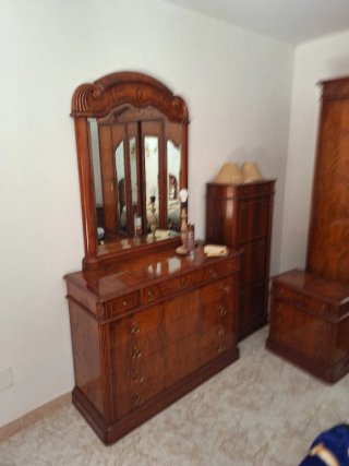 Cómoda de madera con espejo