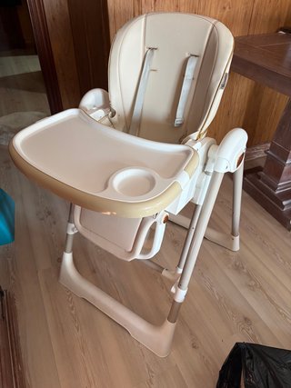 Trona de bebé color crema