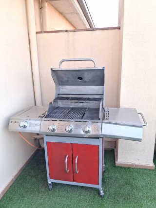 Barbacoa de gas grande roja y plateada