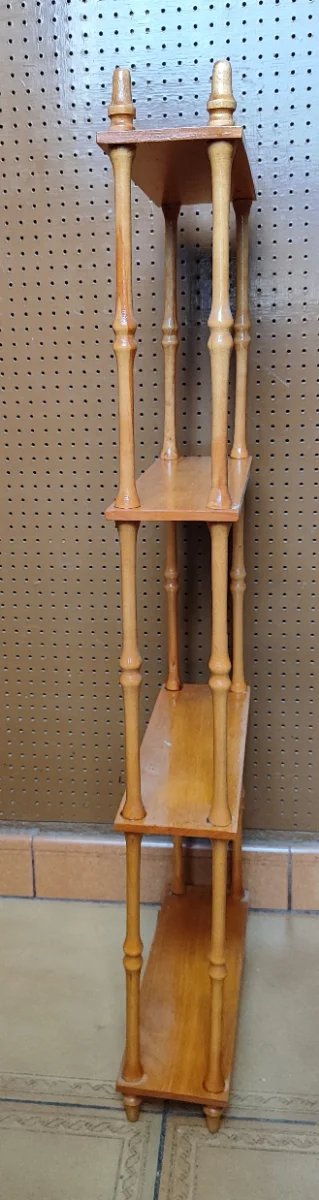 Estantería de madera marrón