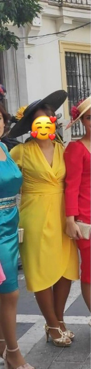 Vestido amarelo feito à medida para convidada
