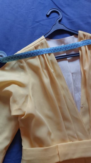 Vestido amarelo feito à medida para convidada