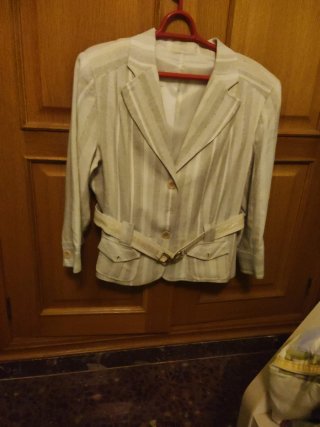 Chaqueta beige con cinturón y rayas
