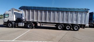 Scania 450P y semirremolque Benalú