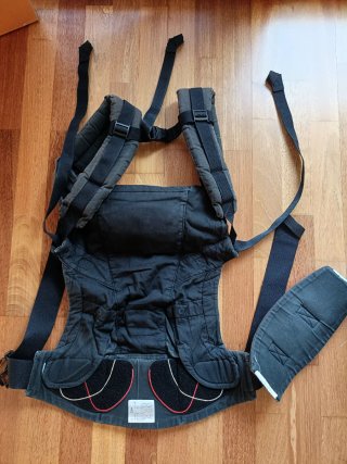 Mochila porteo Ergobaby Adapt negra.