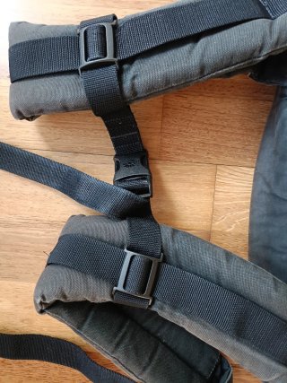 Mochila porteo Ergobaby Adapt negra.