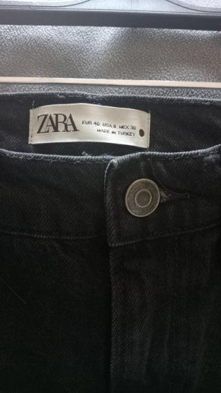 Pantalón vaquero Zara negro con flecos .