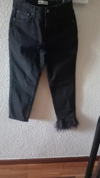 Pantalón vaquero Zara negro con flecos .