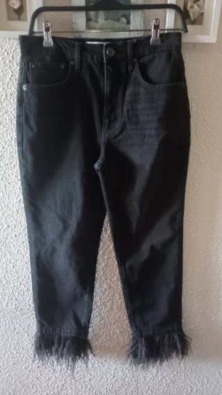Pantalón vaquero Zara negro con flecos .