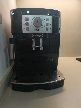 Cafetera Delonghi Magnífica S Negra