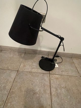 Lámpara de mesa negra moderna