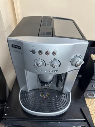 Cafetera DeLonghi Magnifica Plata. Muy poco uso