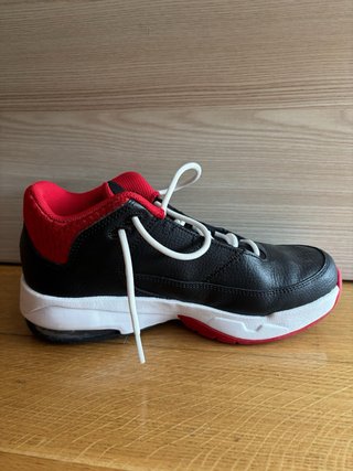 Zapatillas Jordan Negras y Rojas