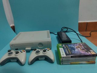 Xbox 360 con 2 mandos y juegos