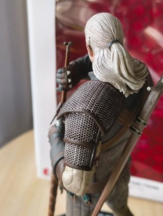 Figura Dark Horse Deluxe The Witcher Geralt