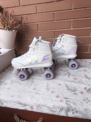 Patines blancos con detalles iridiscentes
