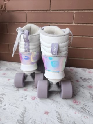 Patines blancos con detalles iridiscentes