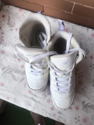 Patines blancos con detalles iridiscentes