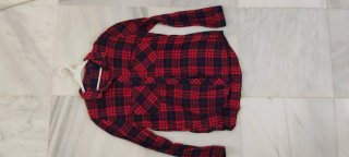 Camisa a cuadros roja y negra