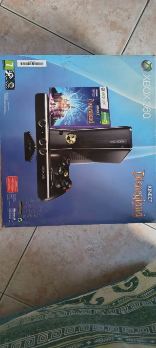 Xbox 360 4GB + Kinect