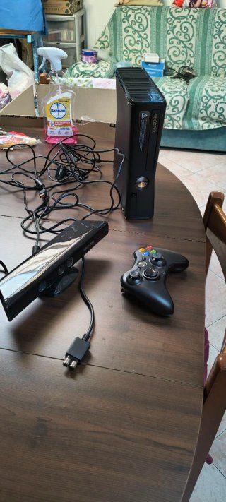 Xbox 360 4GB + Kinect