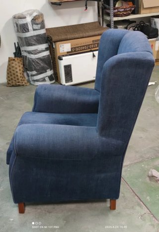 Sillón Orejero. Tela Suave de color Azul Marino.