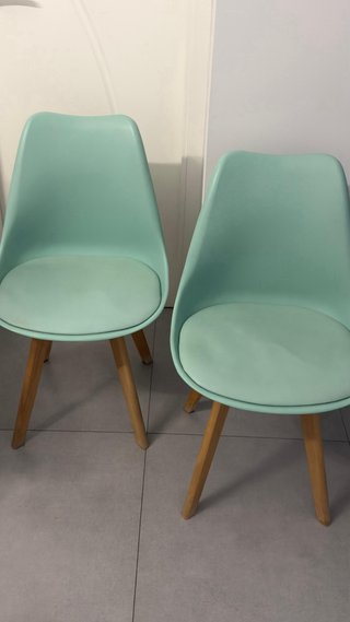 4 sillas , color verde agua y patas de madera .