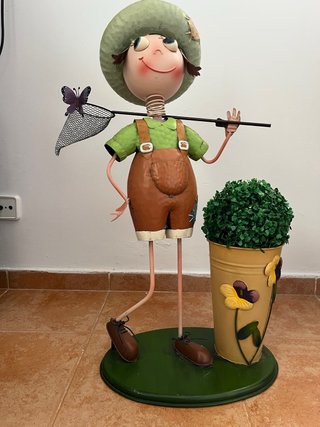 Figura jardinera metal marron y verde