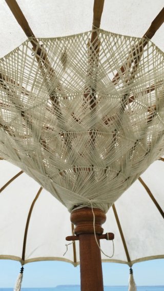 Sombrilla decorativa de bambú y madera