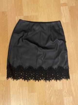 Falda polipiel negra con detalle de encaje