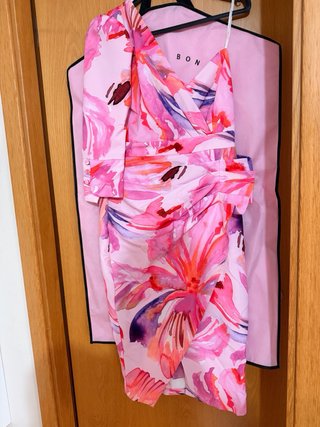 Vestido floral rosa invitada
