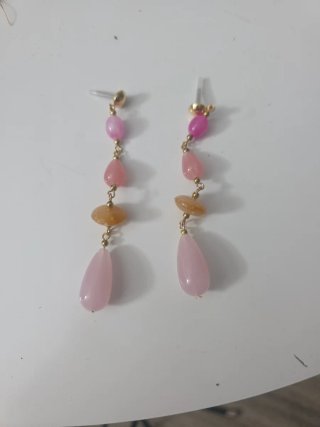 Pendientes largos con piedras rosas y dorados