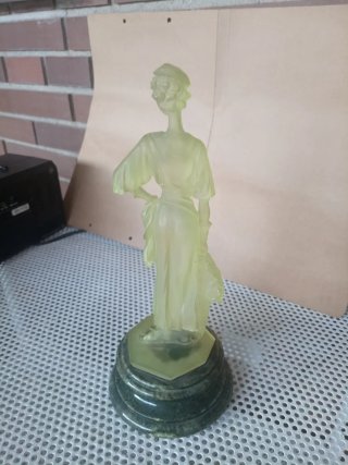 Figura cristal mujer clasica sobre peana de piedra