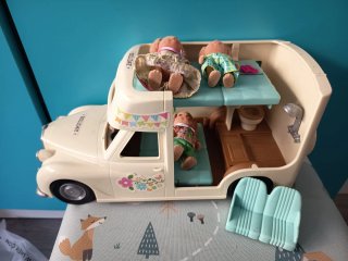 Caravana Sylvanian Families y familia perros