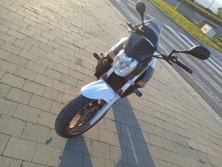 Suzuki GSR 600 Naked Roja y Blanca