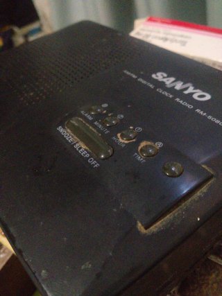 Radio despertador Sanyo vintage