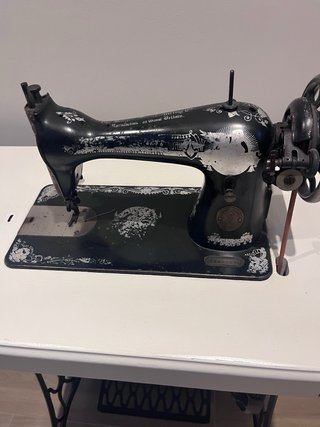 Máquina de coser antigua restaurada