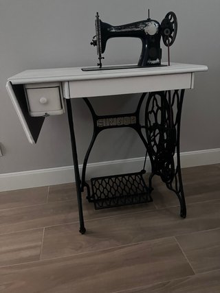 Máquina de coser antigua restaurada